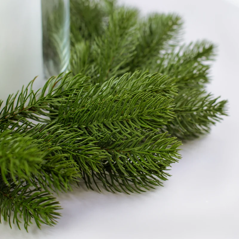 Türkranz & Wandschmuck mit personalisierter Christbaumkugel in Rot oder Weiß | Weihnachtsdeko