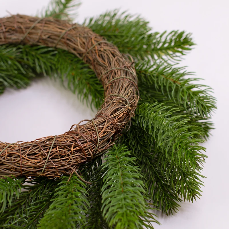 Türkranz & Wandschmuck mit personalisierter Christbaumkugel in Rot oder Weiß | Weihnachtsdeko