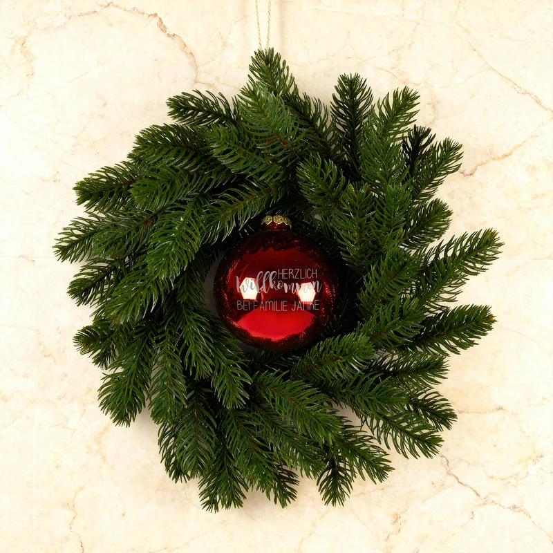 Türkranz mit personalisierter Kugel 'Willkommen' und Wunschgravur zu Weihnachten in Rot oder Weiß