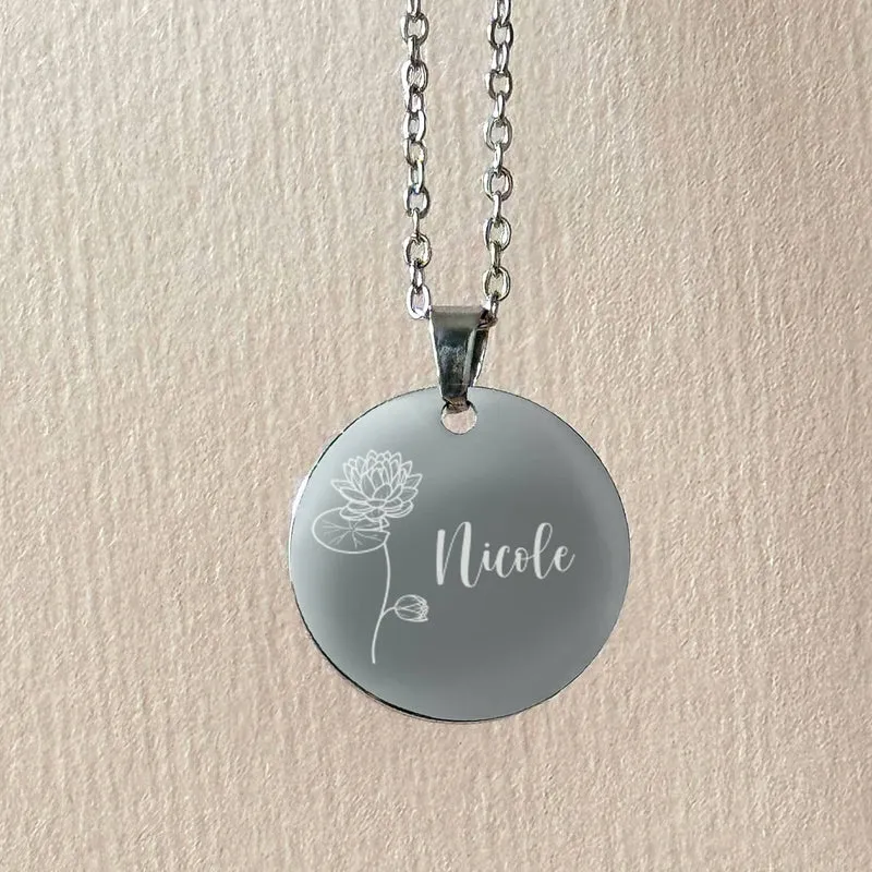 Geburtsblumen-Halskette mit Name graviert in weihnachtlicher Geschenkbox