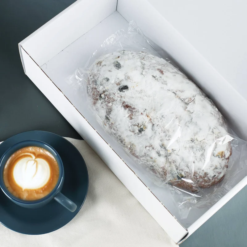 Leckerer Rosinenstollen als Weihnachtsgeschenk mit personalisierbarer Geschenkverpackung
