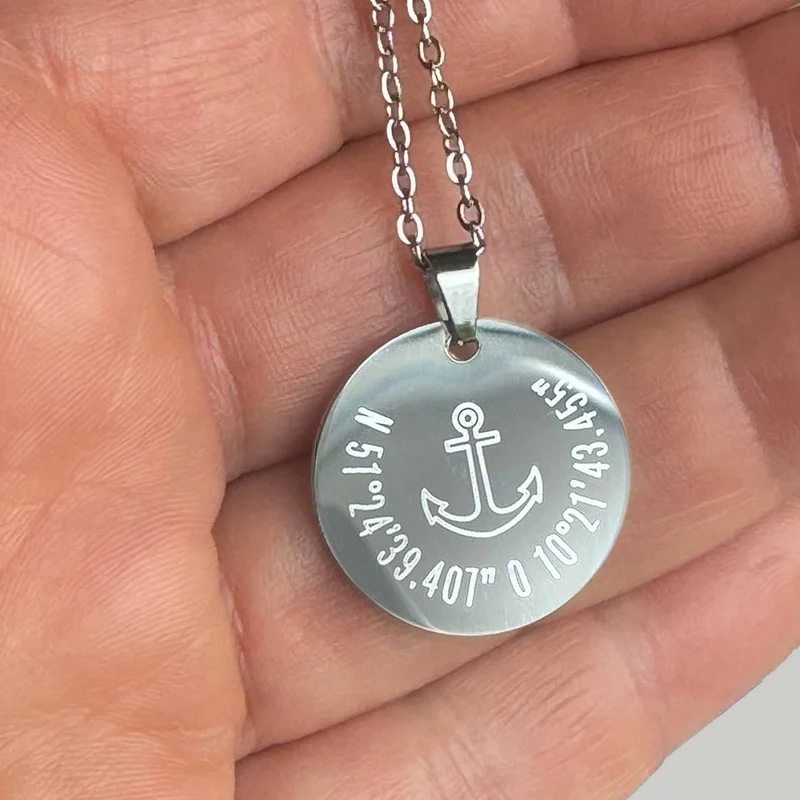 Gravierte Halskette mit Anker, Koordinaten oder Wunschtext in Geschenkbox
