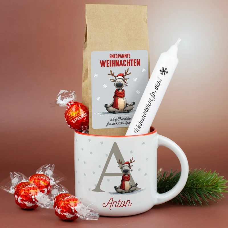 Personalisiertes Geschenkset mit Yoga-Rentier für Weihnachten – Tasse, Tee, Kerze & Lindorkugeln