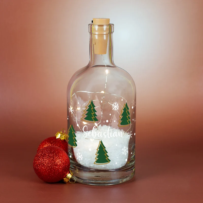 Personalisierte LED-Karaffe mit Tannenbaum-Motiv, Schnee & Name | Weihnachtslicht und Geschenkidee