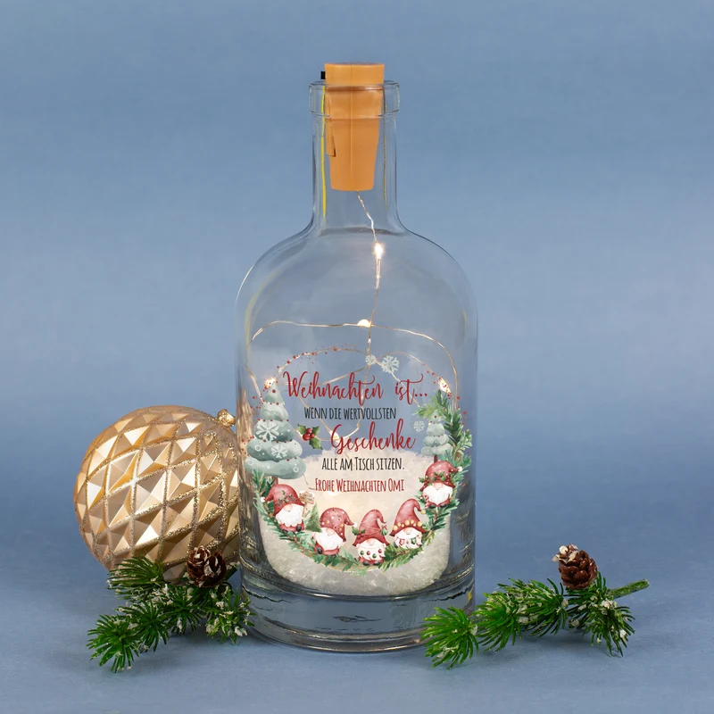Personalisierte LED Deko-Karaffe mit Wichtelmotiv & Wunschtext | Verschneite Weihnachtsdeko im Glas