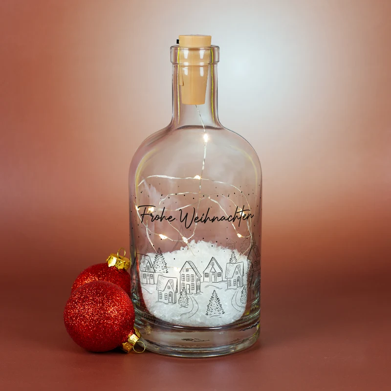 Personalisierte LED Deko-Karaffe 'Winterleuchten' mit Winterdorf & Wunschtext | Weihnachtsgeschenk