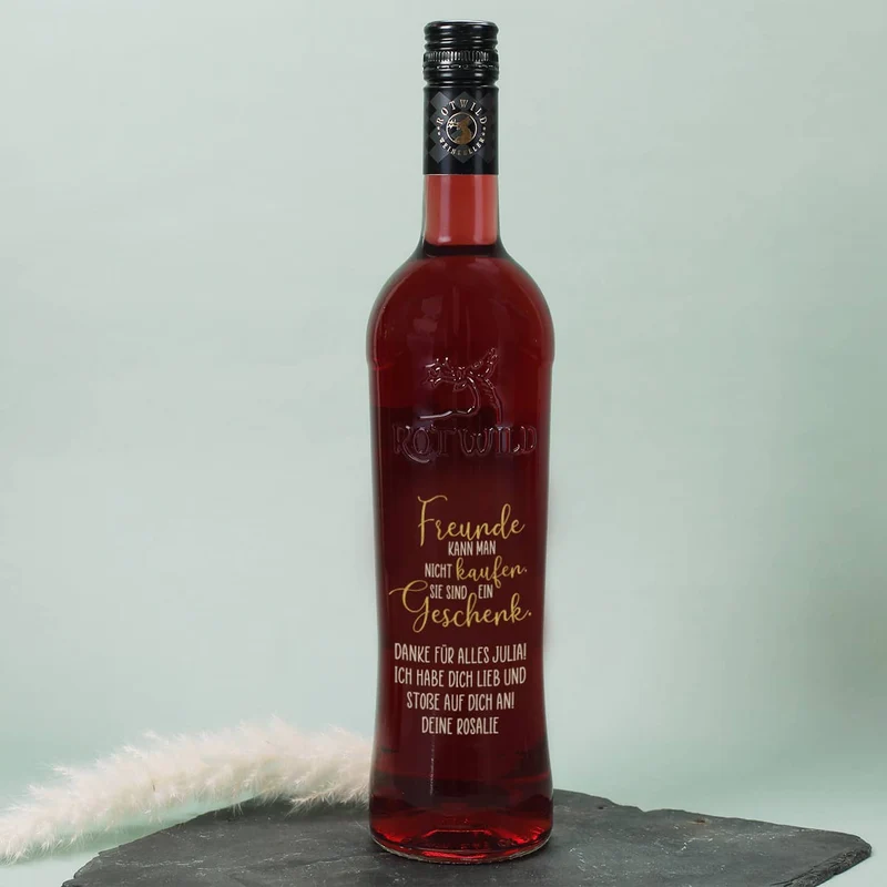 Freunde sind ein Geschenk - Wein Geschenkset mit gravierter Weinflasche und zwei Weingläsern