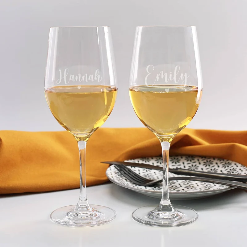 Freunde sind ein Geschenk - Wein Geschenkset mit gravierter Weinflasche und zwei Weingläsern