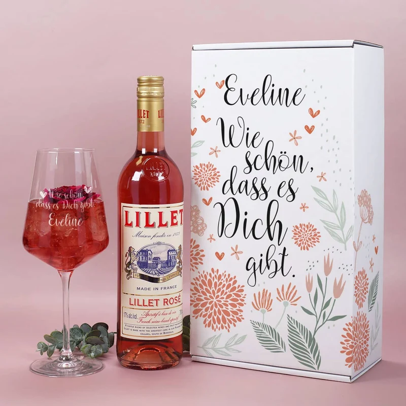 Wie schön, dass es Dich gibt - Lillet Geschenkset mit graviertem Glas und Präsentbox