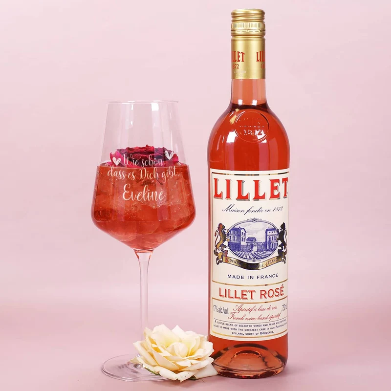 Wie schön, dass es Dich gibt - Lillet Geschenkset mit graviertem Glas und Präsentbox