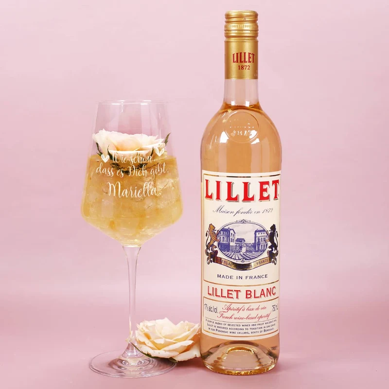 Wie schön, dass es Dich gibt - Lillet Geschenkset mit graviertem Glas und Präsentbox