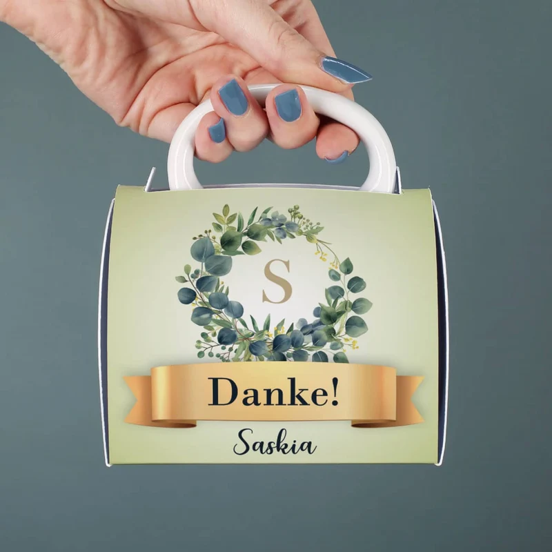 Tasse mit Name & Monogramm in Tassentasche mit Eukalyptus-Motiv