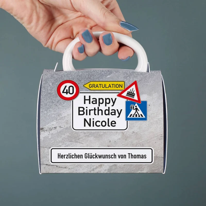 Tasse zum Geburtstag in Tassentasche mit Verkehrszeichen, Alter & Name