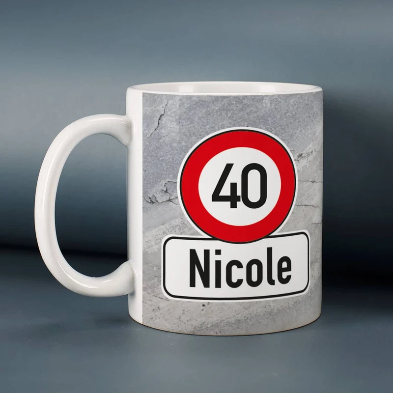 Tasse zum Geburtstag in Tassentasche mit Verkehrszeichen, Alter & Name