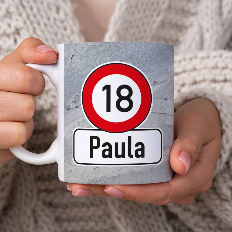 Tasse zum Geburtstag in Tassentasche mit Verkehrszeichen, Alter & Name