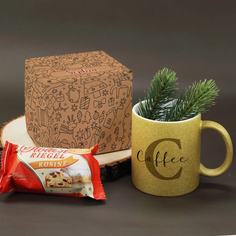 Geschenkset mit weihnachtlichen Doodle als Motiv, eine personalisierte Tasse und ein kleiner Stollen