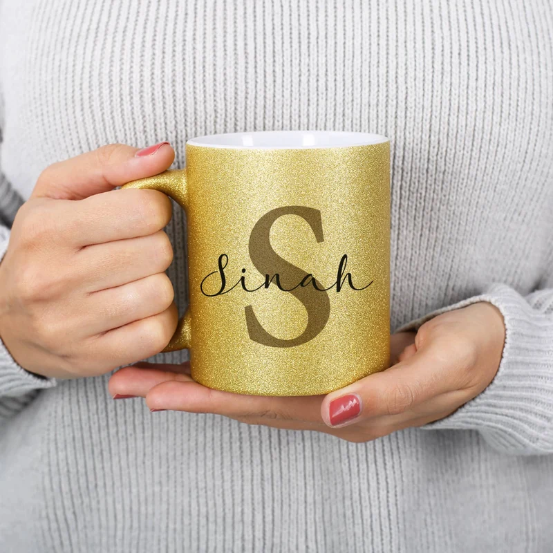 Geschenkset mit weihnachtlichen Doodle als Motiv, eine personalisierte Tasse und ein kleiner Stollen