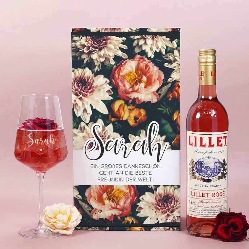 Lillet Geschenkset mit graviertem Weinglas und eleganten Vintage Blumenmotiv