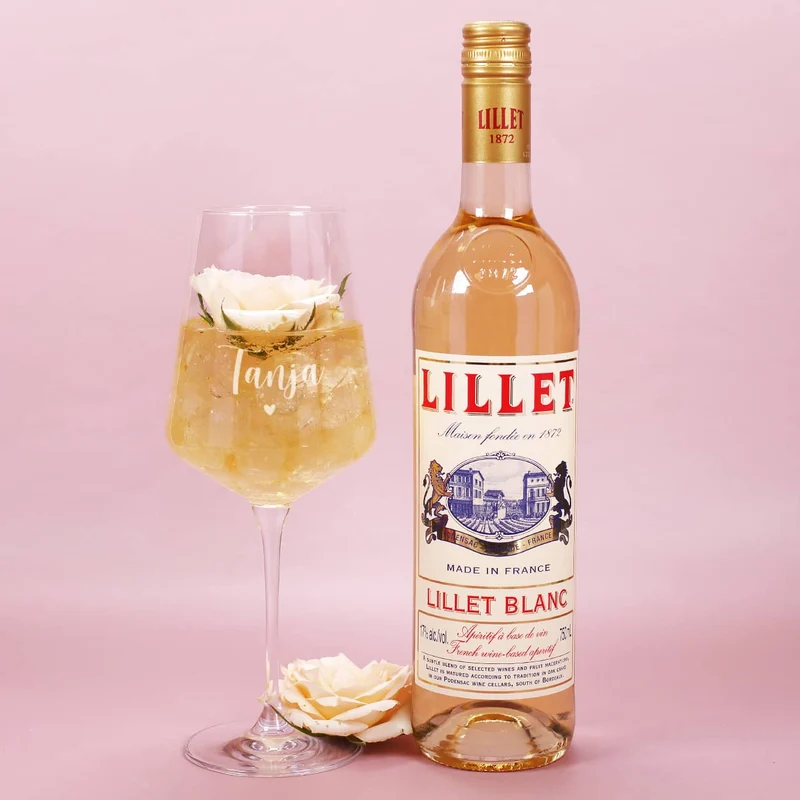 Lillet Geschenkset mit graviertem Weinglas und eleganten Vintage Blumenmotiv