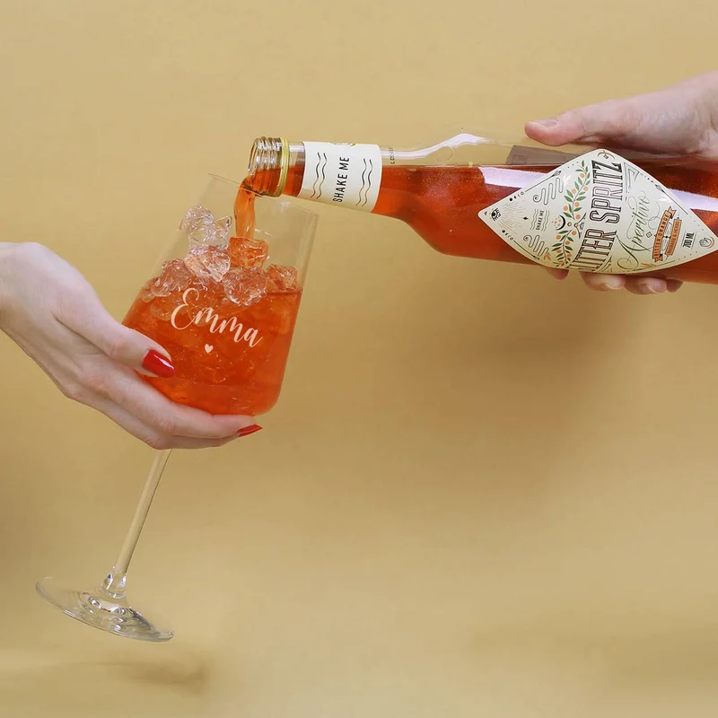 Lillet Geschenkset mit graviertem Weinglas und eleganten Vintage Blumenmotiv