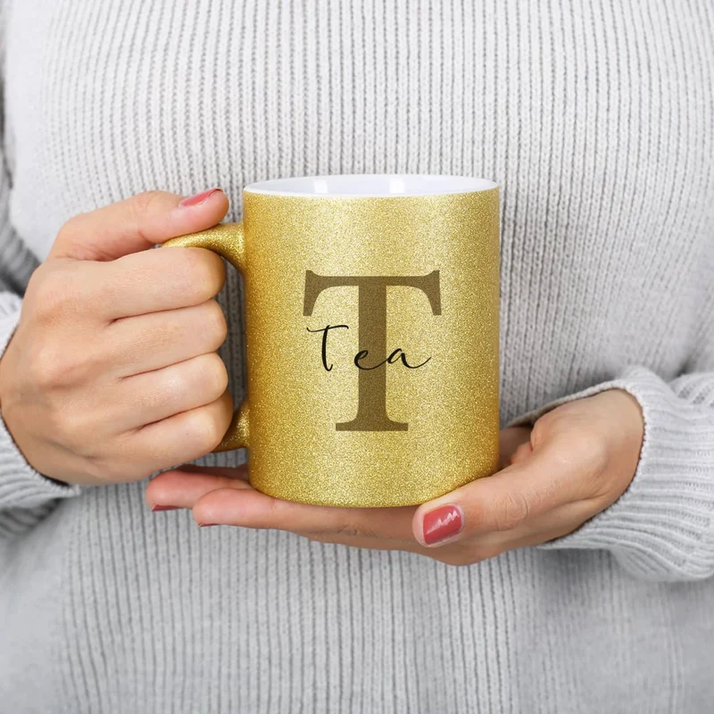 Personalisierte goldene Tasse mit Tassentasche im Designer-Look