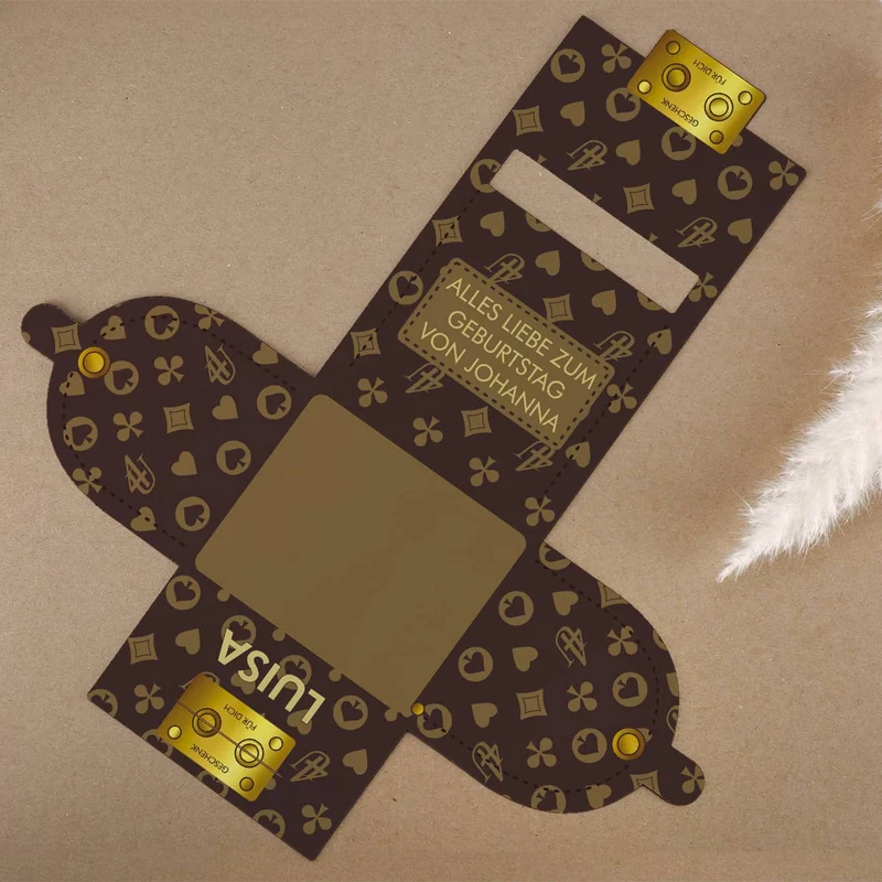Personalisierte goldene Tasse mit Tassentasche im Designer-Look