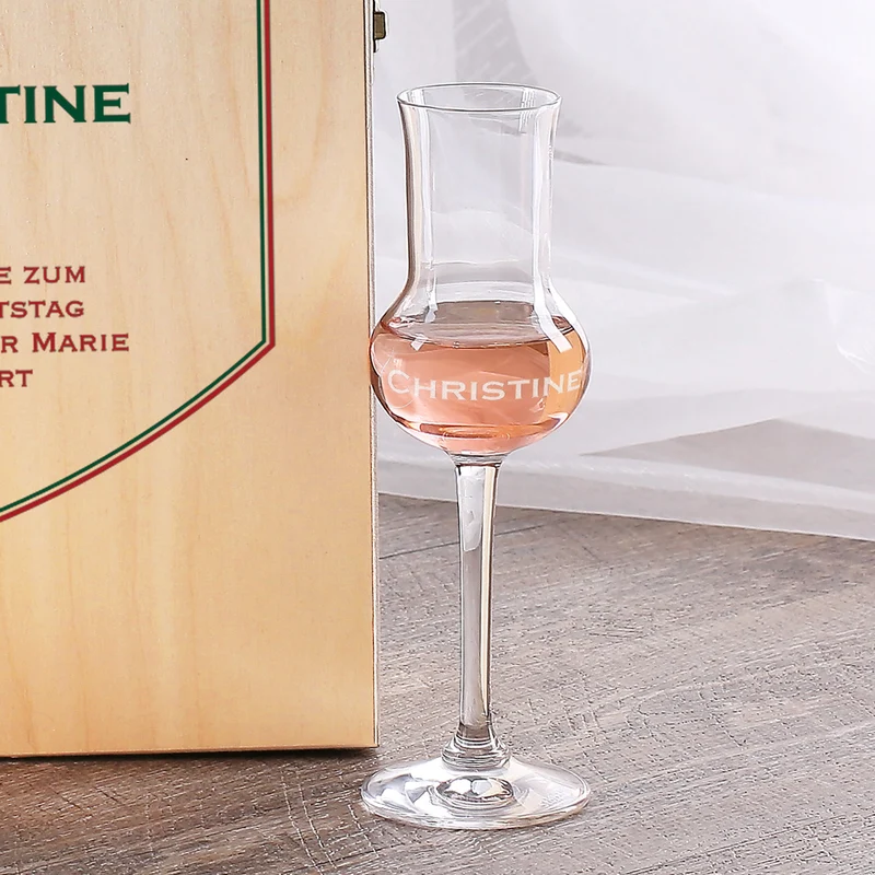 Geistreicher Genuss - Feinster Haselnussbrand mit graviertem Likörglas in Holzverpackung