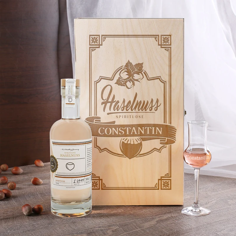 Haselnuss Spirituose und Edelbrandglas graviert mit Name in edler Holzkiste