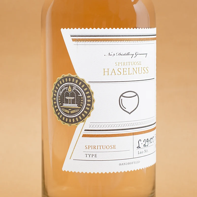 Haselnuss Spirituose und Edelbrandglas graviert mit Name in edler Holzkiste