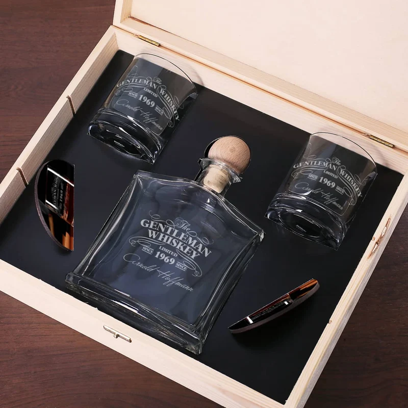 Whiskykaraffe mit Whiskygläsern und Untersetzer im Set in gravierter Holzbox