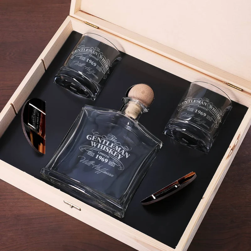Whiskykaraffe mit Whiskygläsern und Untersetzer im Set in gravierter Holzbox