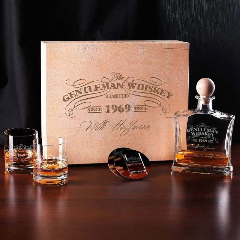 Whiskykaraffe mit Whiskygläsern und Untersetzer im Set in gravierter Holzbox