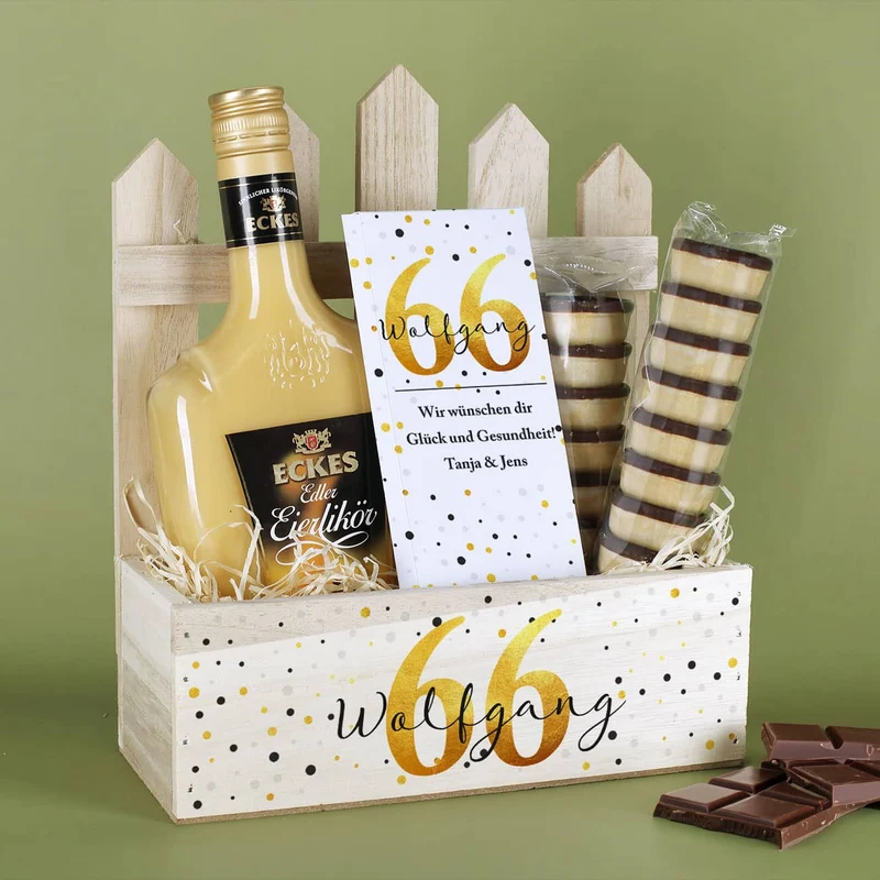 Geschenkset zum Geburtstag mit Eierlikör, Schokolade und Waffelbechern im Geschenkkorb