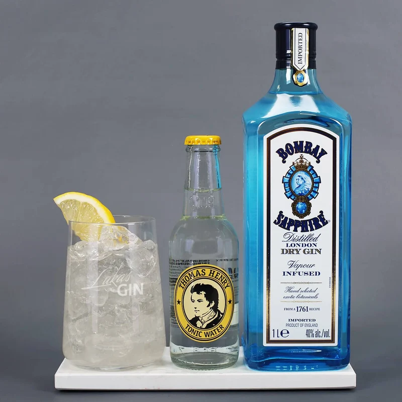 Geburtstagsgeschenk mit Bombay Gin, Tonic und graviertem Glas
