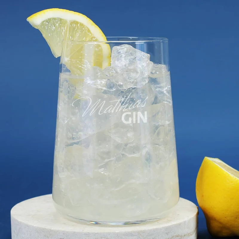 Geburtstagsgeschenk mit Bombay Gin, Tonic und graviertem Glas