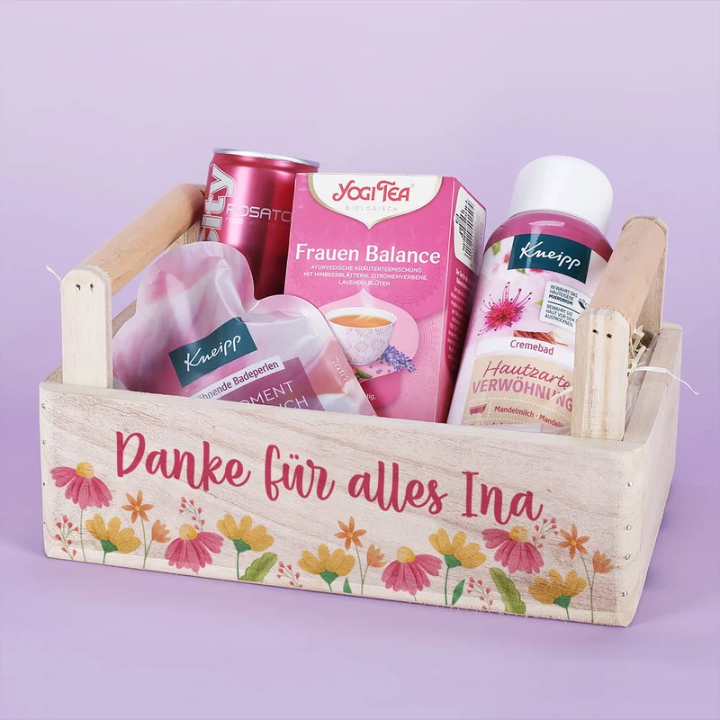 Gefüllter Geschenkkorb mit Blumenmotiv und Wellnessinhalt - persönlich bedruckt