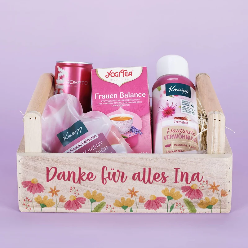 Gefüllter Geschenkkorb mit Blumenmotiv und Wellnessinhalt - persönlich bedruckt