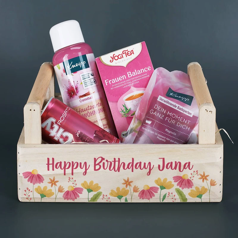 Gefüllter Geschenkkorb mit Blumenmotiv und Wellnessinhalt - persönlich bedruckt