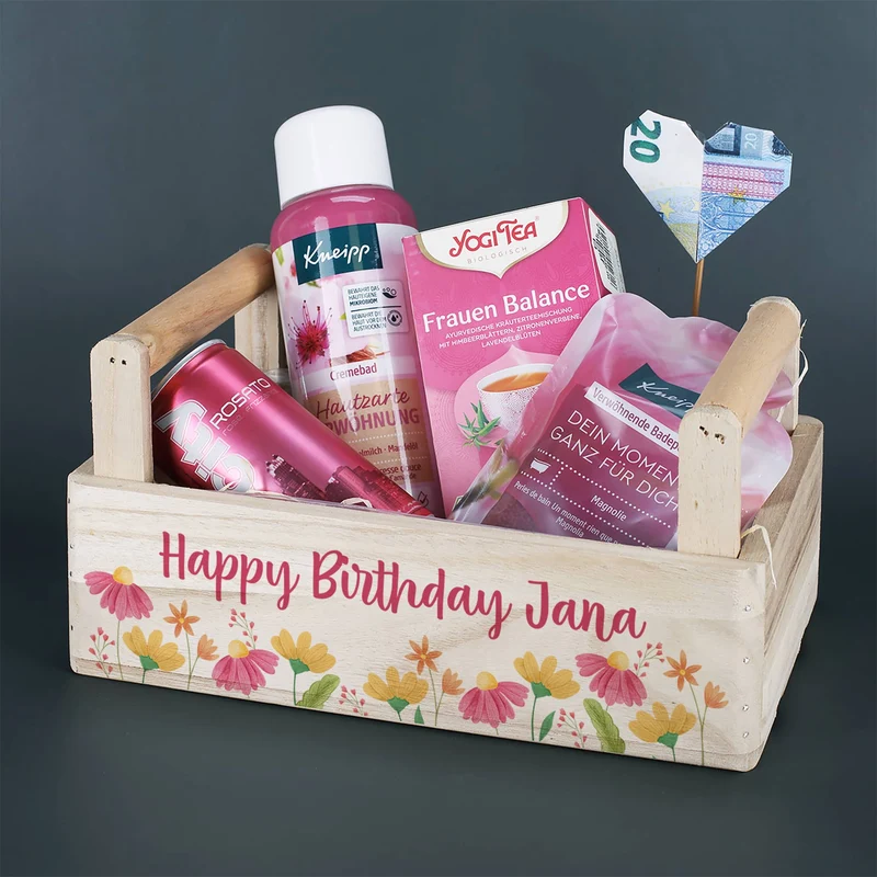 Gefüllter Geschenkkorb mit Blumenmotiv und Wellnessinhalt - persönlich bedruckt
