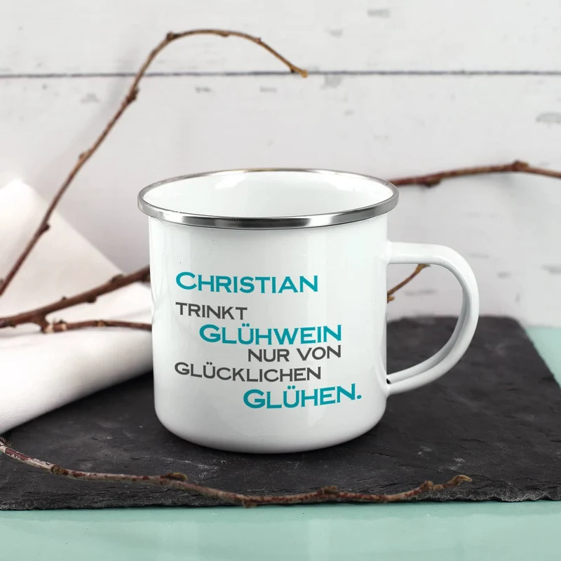 Glühwein und Tasse - nur von glücklichen Glühen
