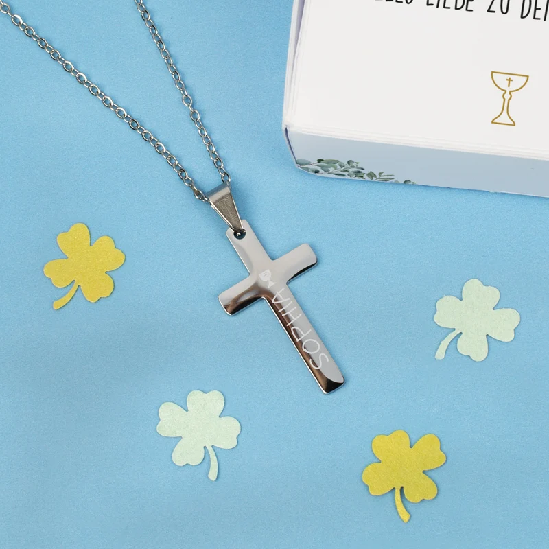 Halskette mit graviertem Kreuz zu Kommunion, Konfirmation, Taufe in Geschenkbox