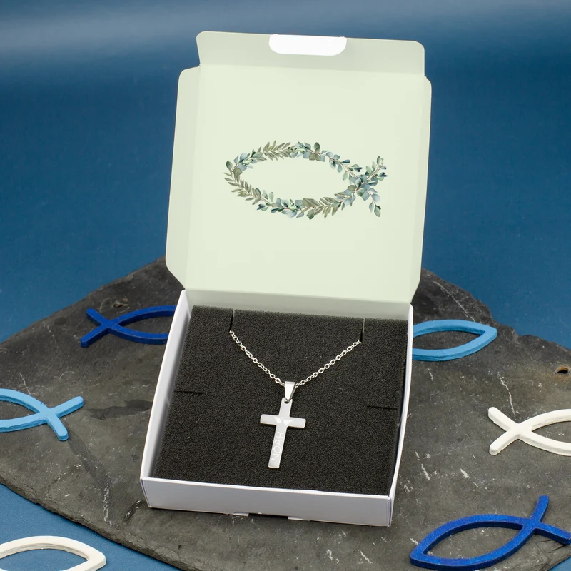 Halskette mit graviertem Kreuz zu Kommunion, Konfirmation, Taufe in Geschenkbox