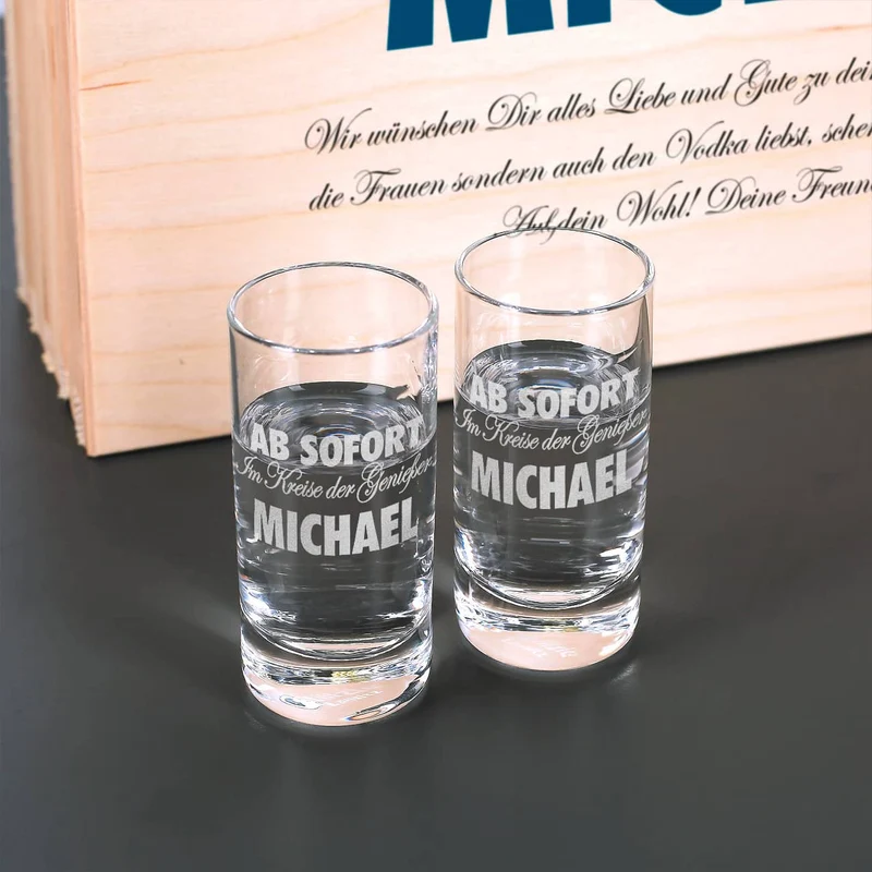 Geschenk-Set aus 5 Flaschen Vodka mit 2 gravierten Vodka-Gläsern in bedruckter Holzkiste