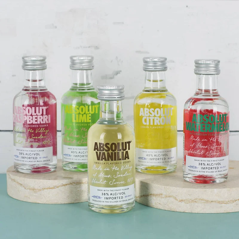 Geschenk-Set aus 5 Flaschen Vodka mit 2 gravierten Vodka-Gläsern in bedruckter Holzkiste
