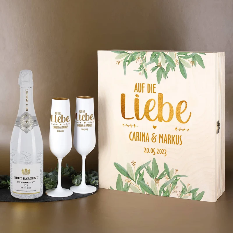 Auf die Liebe - Edles Geschenkset zur Hochzeit mit Sektgläsern und Sektflasche