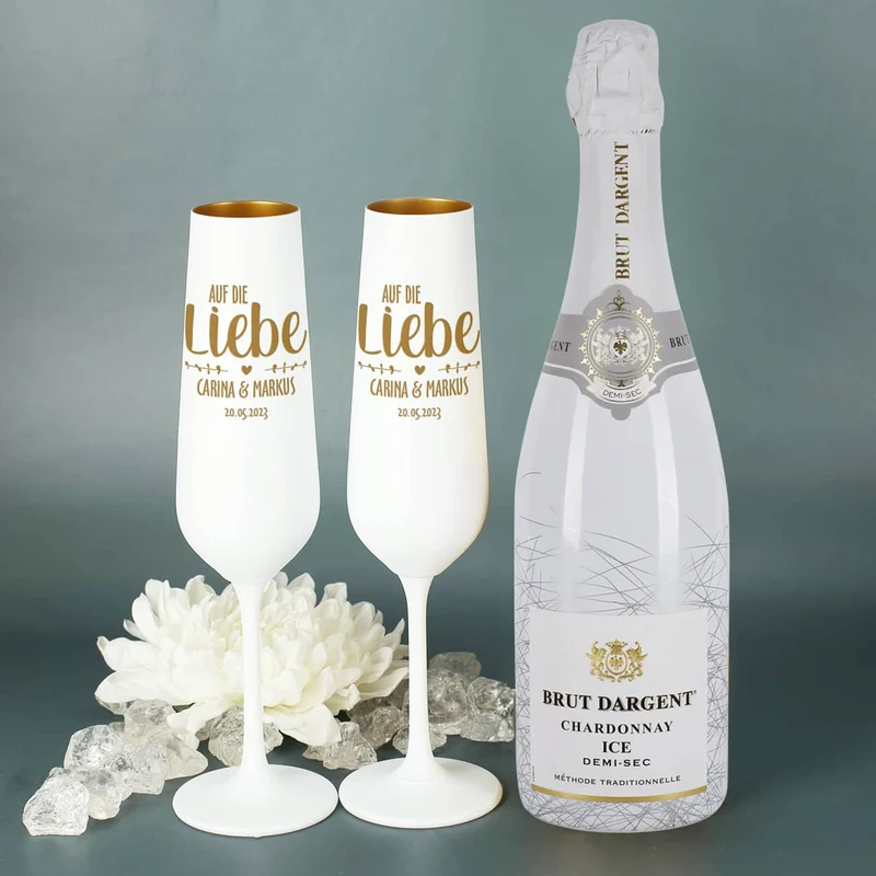 Auf die Liebe - Edles Geschenkset zur Hochzeit mit Sektgläsern und Sektflasche