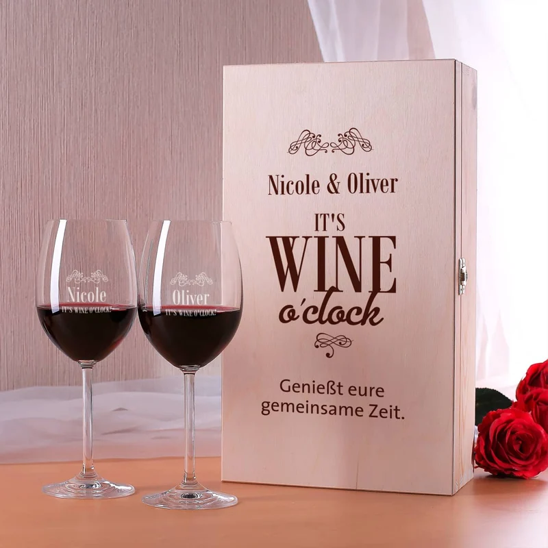Holzbox WINE O'Clock mit zwei Weingläsern