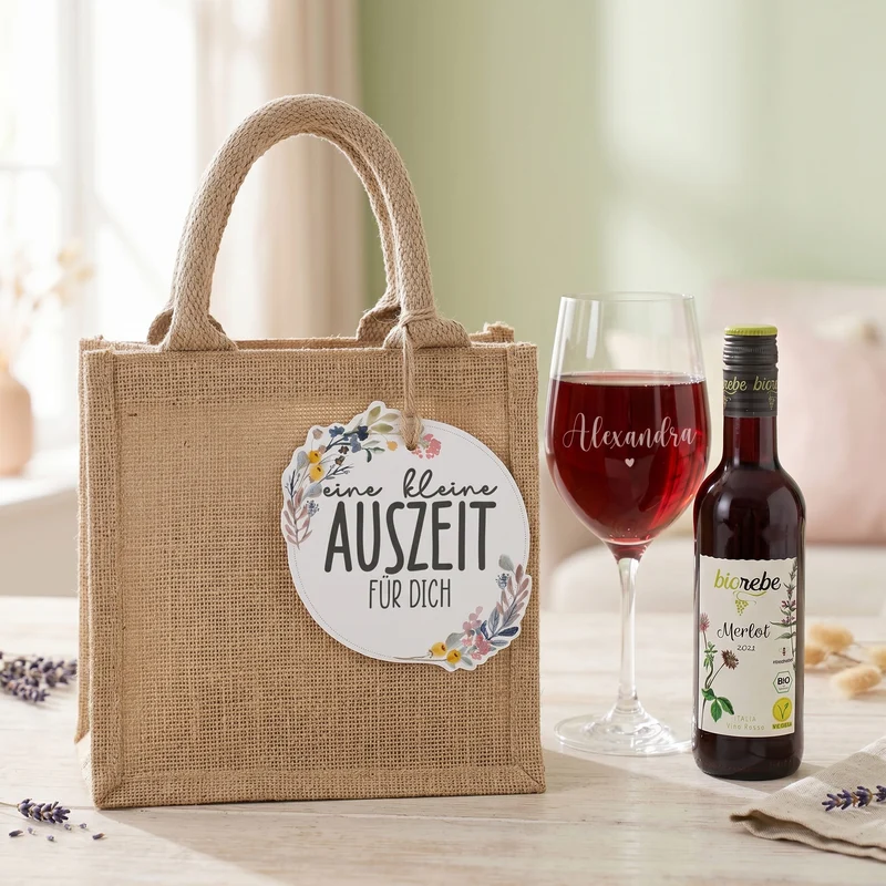 Weinset - Auszeit für dich - mit Biorebe Wein, graviertem Glas und Geschenktüte