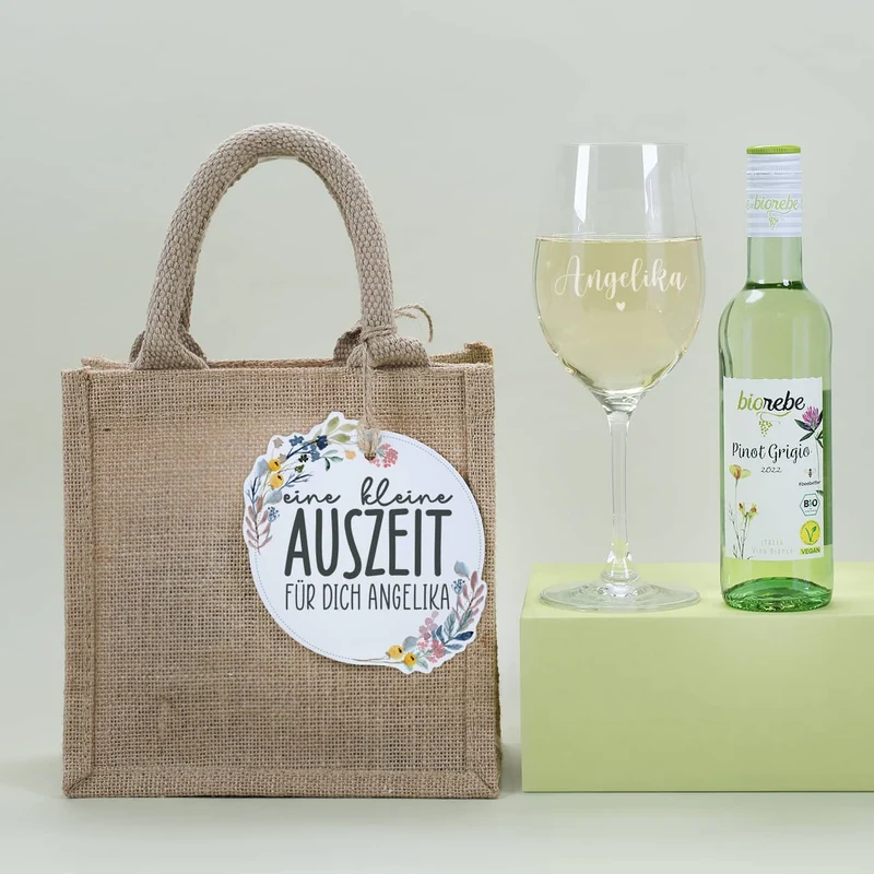 Weinset - Auszeit für dich - mit Biorebe Wein, graviertem Glas und Geschenktüte