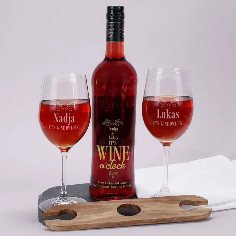 Weingeschenk Set - It`s Wine o`clock! - mit gravierter Weinflasche, Weingläsern und Weinbutler